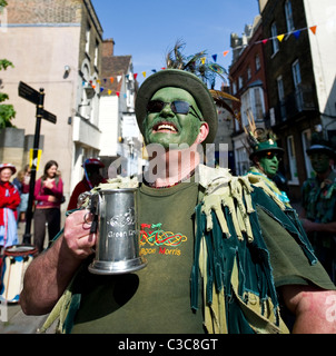 Ein Morris Tänzer aus Green Dragon Morris auf dem fegt Festival Stockfoto