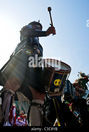 Silhouette eines Musikers vom schwarzen Schwein Morris auf dem fegt Festival Stockfoto