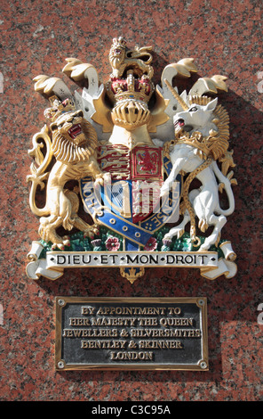 Die Royal Warrant of Her Majesty's Queen (Königin Elizabeth II) außerhalb der Juweliere Bentley & Skinner, Piccadilly, London, UK Stockfoto