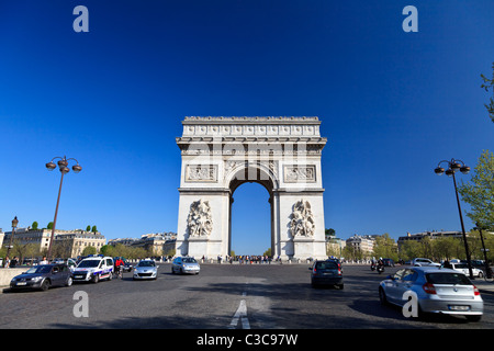 Der Triumphbogen befindet sich mitten in der geschäftigen Avenue in Paris Stockfoto