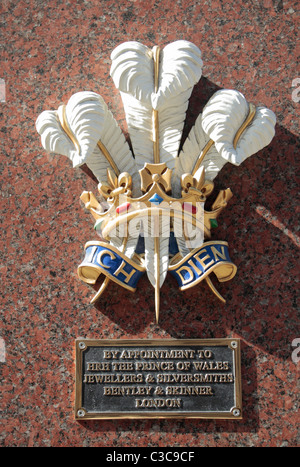 Die Royal Warrant von HRH der Prinz von Wales (Prince Charles) außerhalb der Juweliere Bentley & Skinner, Piccadilly, London, UK. Stockfoto