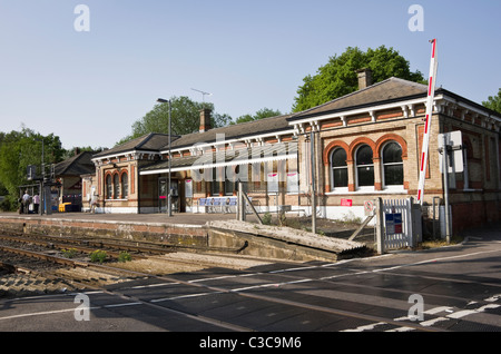 Bahnübergang vom Bahnhofsgebäude mit Passagiere warten auf die Plattform. Nord-Camp, Hampshire, England, UK, Großbritannien Stockfoto