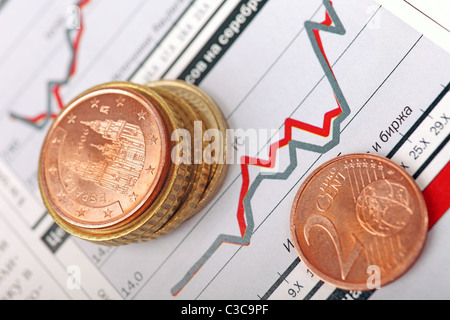 Makro der Euro-Münzen, die Verlegung auf finanzielle Graph. Stockfoto