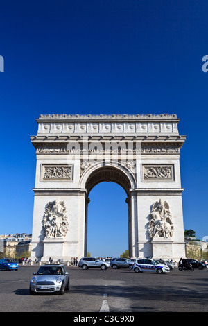 Der Triumphbogen befindet sich mitten in der geschäftigen Avenue in Paris Stockfoto