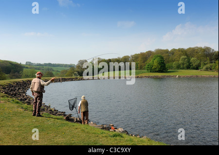 Männer-Fliegenfischen am Trimpley-Stausee in der Nähe von Arley Worcestershire England Uk Stockfoto