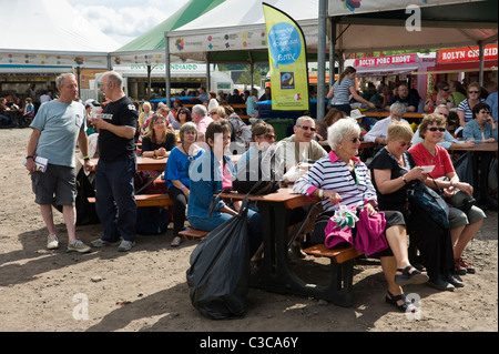 Menschen saßen auf Bänken entspannen bei National Eisteddfod 2010 Ebbw Vale oder Gwent South Wales UK Stockfoto