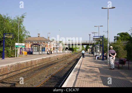 Nord-Camp, Hampshire, England, UK, Europa. Bahnhof mit Passagiere warten auf der Plattform Stockfoto