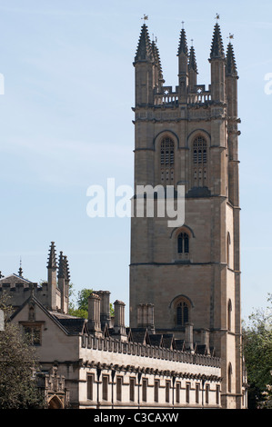 Magdalen College, Oxford, England von der südlichen Seite der Hauptstraße, neben dem Botanischen Garten aus gesehen Stockfoto