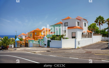 Straße mit modernen Villen, Teneriffa, Spanien. Stockfoto