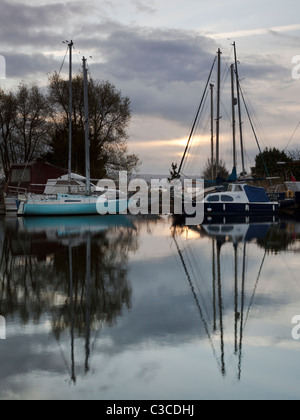 Boote auf Exeter Ship Canal Turf Schleuse, Devon Stockfoto