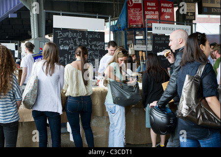 Kunden-Shop in New Amsterdam Market am South Street in New York Stockfoto