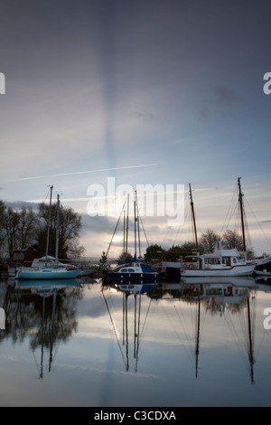 Schatten der Kondensstreifen am Himmel über Exeter Ship Canal Turf Schleuse, Devon Stockfoto