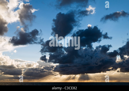 Gewitterwolken am Himmel über Skane in Schweden zu füllen Stockfoto