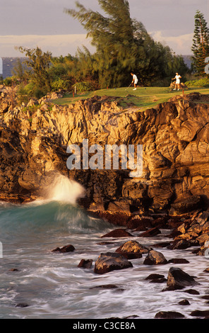 Golfer auf dem Abschlag auf Mauis Kapalua Resort Bay Course #5. Männlichen Golfer Abschlag, weibliche beobachten. Stockfoto