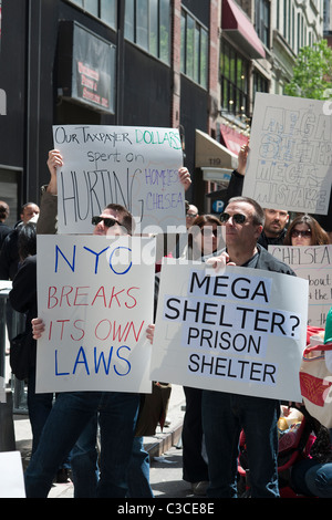 Bewohner des New Yorker Stadtteils Chelsea Protest gegen ein Obdachlosenheim gebaut Stockfoto