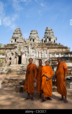 Vier lächelnden Mönche in Safran Roben vor Ta Keo Tempel in Angkor in Kambodscha Stockfoto