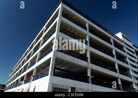 Konkrete Parkhaus mit sich wiederholenden rechteckigen Mustern, Buckingham Road, Worthing. Stockfoto