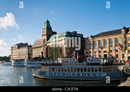 Djurgården Fähre und SAS Radisson Hotel in Nybrohamnenin Stockholm Schweden Stockfoto