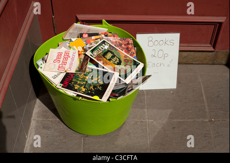 eine Plastikwanne voll von billigen zweite hand Taschenbücher - 20p jeweils außerhalb einer Uused Buchhandlung UK Stockfoto