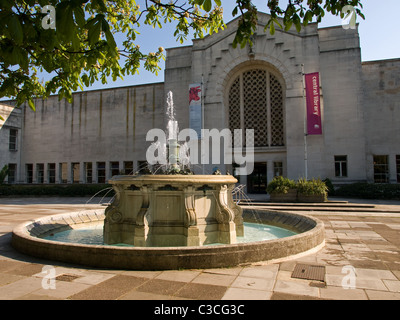 Brunnen am Eingang zur Bibliothek von Southampton und Kunstgalerie in der Civic Centre Southampton Hampshire England UK Stockfoto