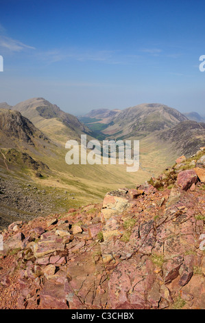 Blick vom Gipfel des grünen Giebel nach unten in Ennerdale Tal mit Säule auf der linken Seite und Heuschober und hohen Felsen auf der rechten Seite Stockfoto