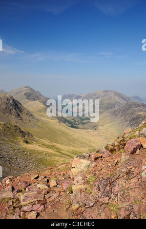 Blick vom Gipfel des grünen Giebel nach unten in Ennerdale Tal mit Säule auf der linken Seite und Heuschober und hohen Felsen auf der rechten Seite Stockfoto