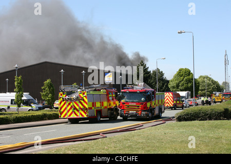 Leicestershire Feuerwehrfahrzeuge am Unfallort ein großes Feuer Stockfoto