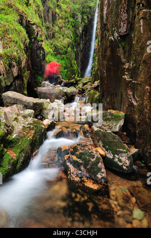 Geisterhafte Figur am Maßstab Kraft-Wasserfall im englischen Lake District Stockfoto