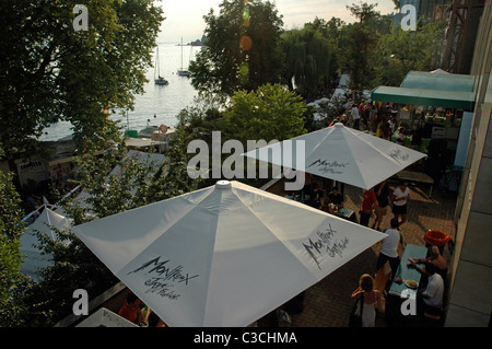 Fans unter Sonnenschirmen auf der ganzen Welt berühmten Montreux Jazz Festival am Ufer des Genfer Sees in der Schweiz. Stockfoto