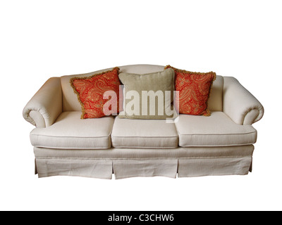 Eine gepolsterten Sofa in Wollweiß Stoff mit zwei paisley Kissen und einem Fischgräten-Kissen isoliert auf weiss bedeckt. Stockfoto
