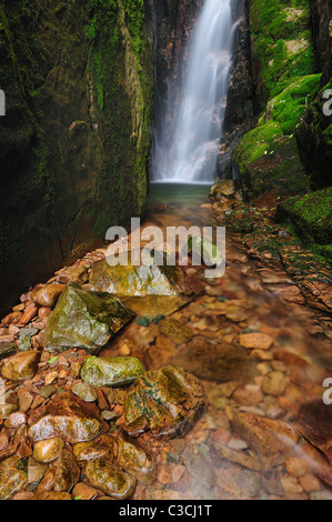 Schmale Schlucht von Scale Force Wasserfall zwischen Buttermere und Crummock Wasser im englischen Lake District Stockfoto