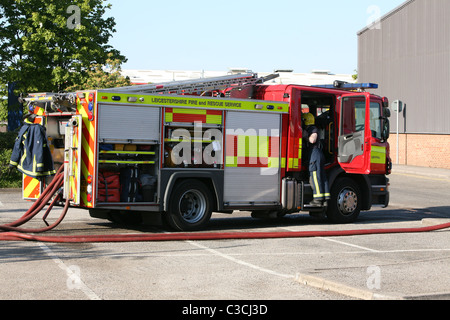 Leicestershire Feuerwehrauto am Unfallort ein großes Feuer Stockfoto