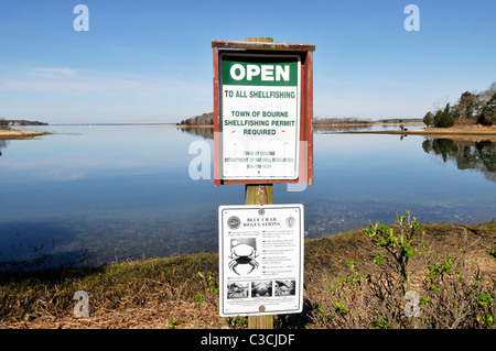 Offen für alle Wattfischen Zeichen und Bluecrab Vorschriften Zeichen am Rand der Ozeane in einem Cape Cod Hafen an einem ruhigen Tag gebucht. Stockfoto