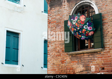 Bunten Regenschirm auf dem Display vor einem kleinen Geschäft in Venedig, Italien Stockfoto