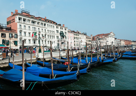 Festgemachten Gondeln auf der Riva Degli Schiavoni in Venedig, Italien. Stockfoto