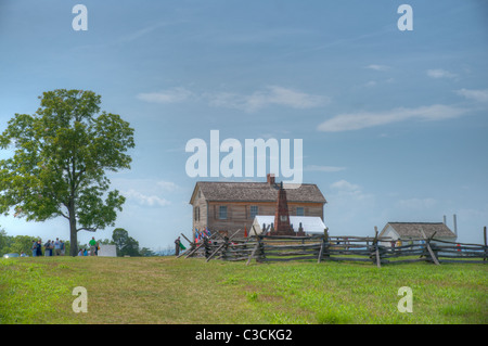 Natürliches HDR-Bild der historischen Henry House und Monument auf Henry Haus Hügel, Manassas National Battlefield. Stockfoto