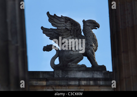 Statue eines Vogel Greif eine majestätische und legendäre Kreatur mit dem Kopf eines Adlers und den Körper eines Löwen Stockfoto