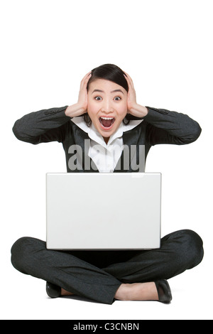 Eine Geschäftsfrau, die für ihre Ohren Stockfoto