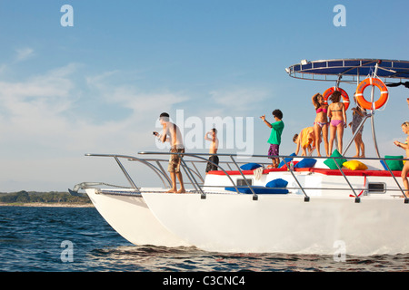 Jugendliche feiern auf yacht Stockfoto