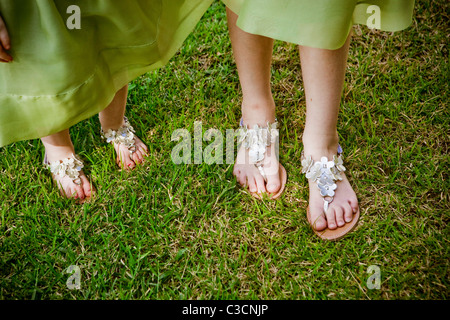 zwei Paar Füße in Sandalen Silber Stockfoto