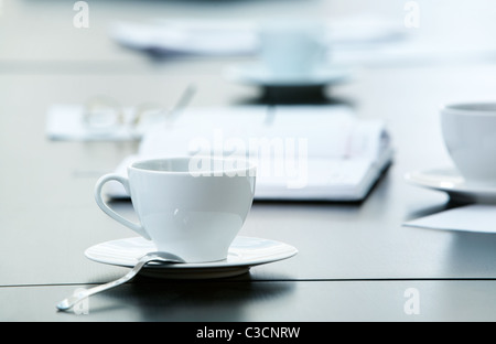 Morgen am Arbeitsplatz: Tasse Kaffee und Business Objekte auf dem Tisch Stockfoto