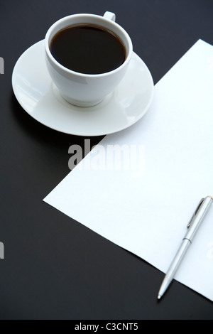 Nahaufnahme der Tasse Kaffee, Papier und Stift auf dem Tisch Stockfoto