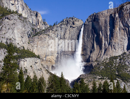 Yosemite fällt unter blauem Himmel - Yosemite Valley, Kalifornien, USA Stockfoto