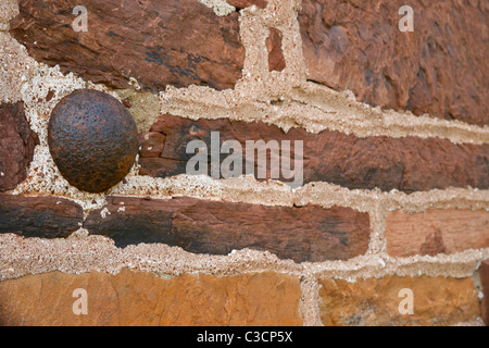 Kanonenkugel eingebettet in der Wand des historischen Steinhaus auf dem Manassas nationale Schlachtfeld. Stockfoto