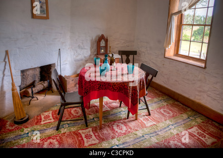 HDR-Bild Fensterlicht beleuchtet den Speisesaal des historischen Steinhaus auf der Manassas nationale Battkefield. Stockfoto