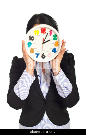 Geschäftsfrau hält eine Uhr vor Gesicht isoliert auf weißem Hintergrund Stockfoto