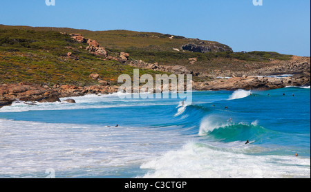 Surfer am Strand von Redgate in Margaret River, Western Australia, Australia Stockfoto