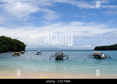 traditionelle Jakung Boote vor Anker in der klaren tropischen Gewässern, Padang Bai, Bali, Indonesien Stockfoto