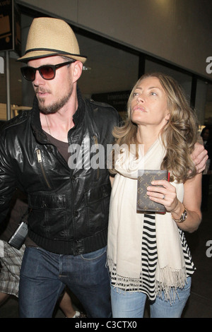 Eric Dane und Rebecca Gayheart Ankunft am LAX Flughafen in Los Angeles, Kalifornien - 10.07.09 Stockfoto