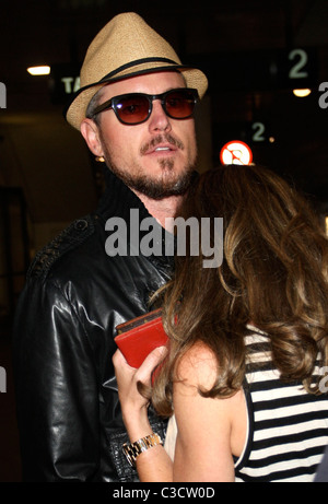 Eric Dane und Rebecca Gayheart Ankunft am LAX Flughafen in Los Angeles, Kalifornien - 10.07.09 Stockfoto